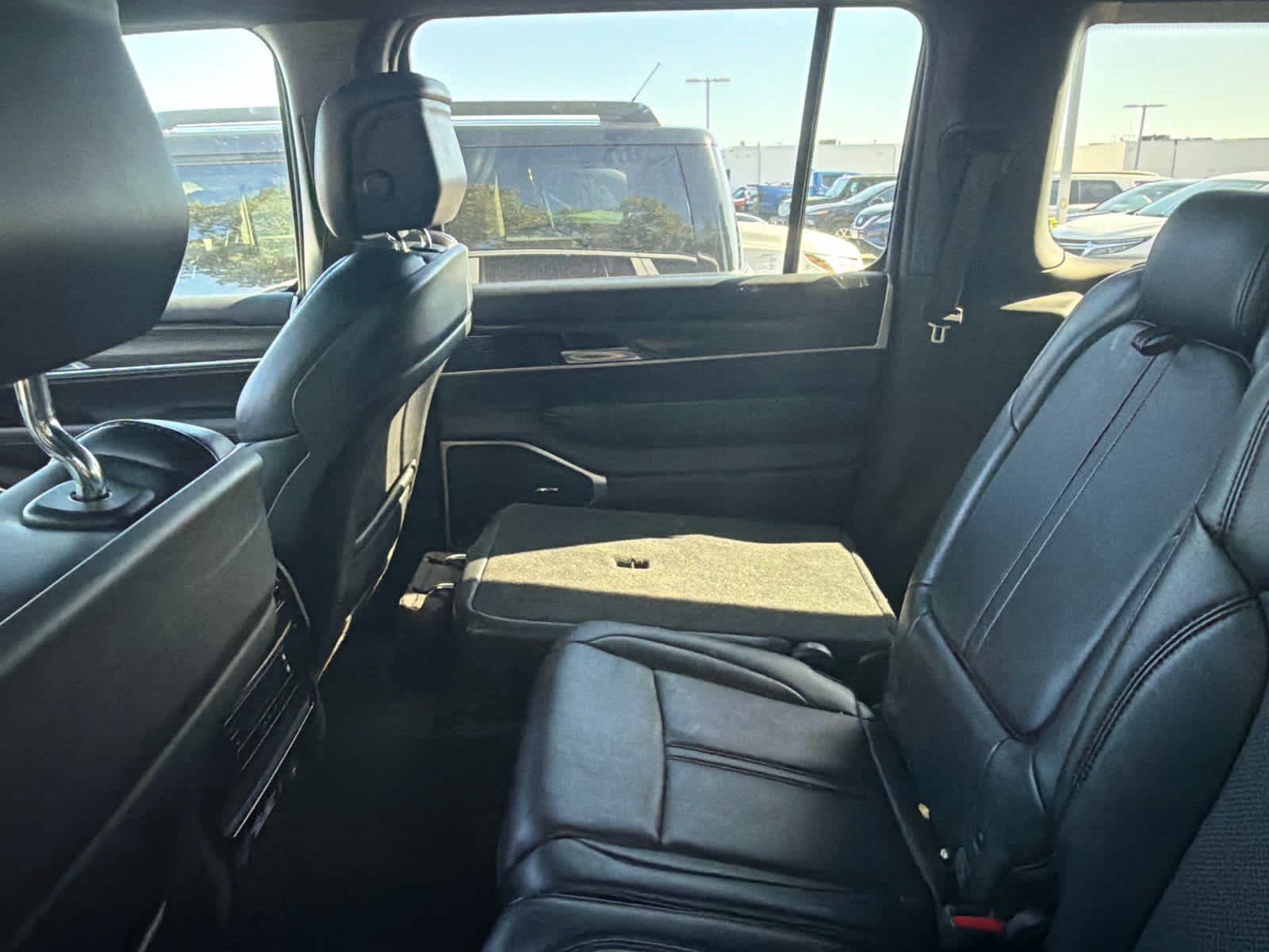 Used 2024 Jeep Wagoneer Series II w/ Flexible Seating Group AWD/4WD image 9