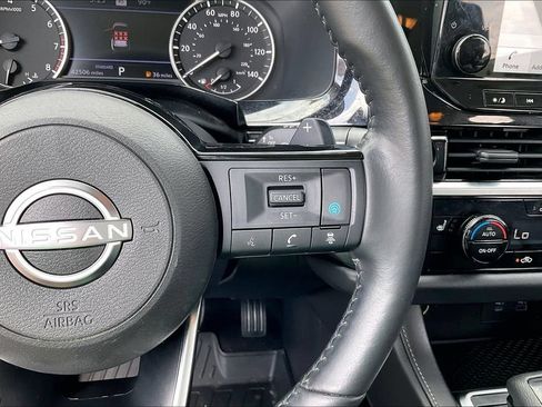 Used 2022 Nissan Pathfinder SL FWD image 12