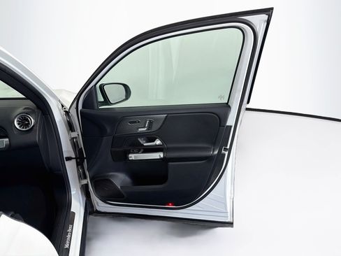 Used 2025 Mercedes-Benz GLB 250 image 35