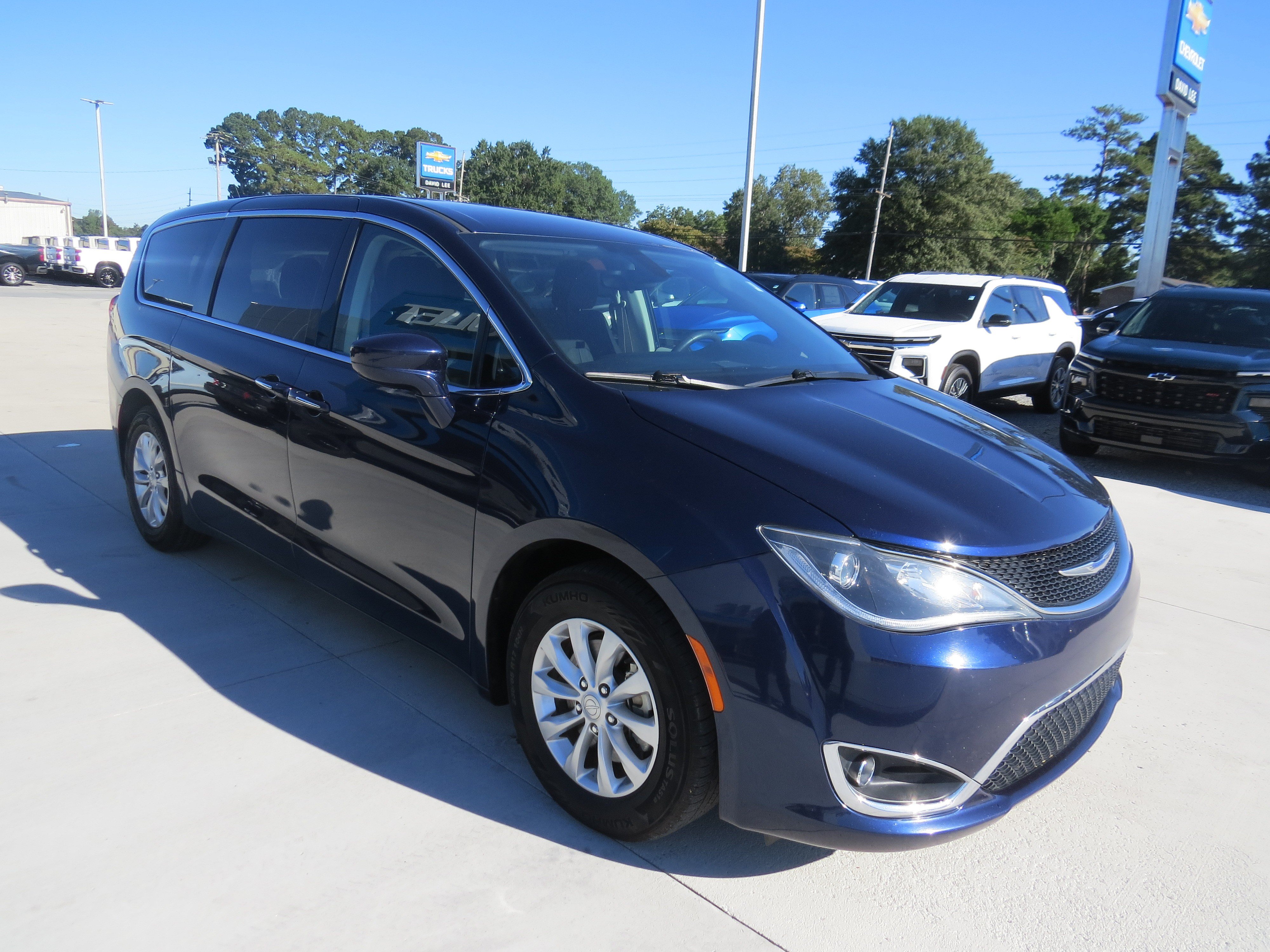 Used 2018 Chrysler Pacifica Touring Plus FWD image 11