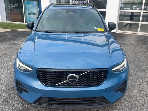 Used 2024 Volvo XC40 B5 Core AWD/4WD image 2