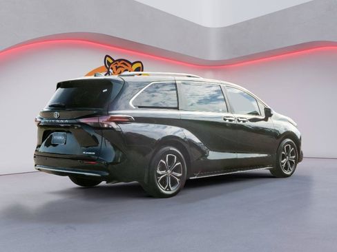 Used 2025 Toyota Sienna Platinum AWD/4WD image 6