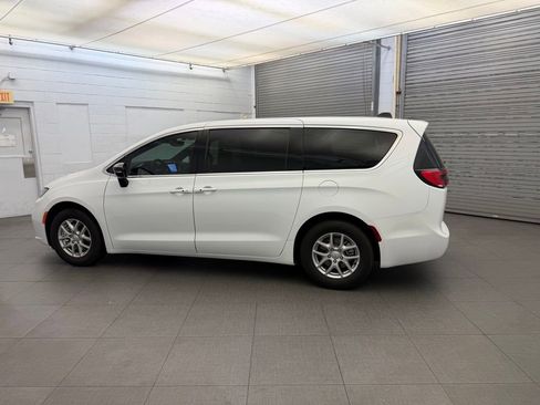 New 2026 Chrysler Pacifica Select FWD image 5
