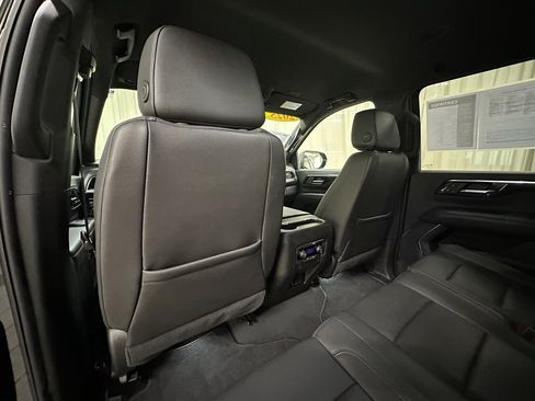 Used 2025 Chevrolet Suburban Z71 image 26