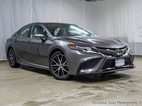 Used 2024 Toyota Camry SE image 2