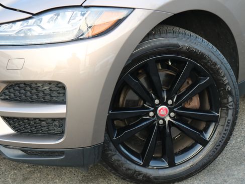 Used 2017 Jaguar F-PACE Prestige image 4