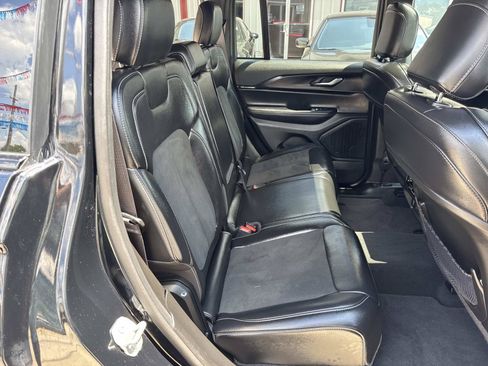 Used 2025 Jeep Grand Cherokee Altitude RWD image 9