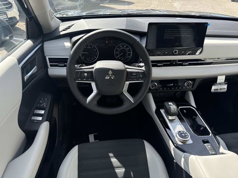 New 2026 Mitsubishi Outlander SE image 8