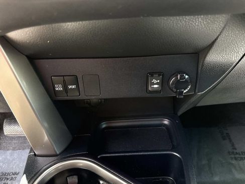 Used 2018 Toyota RAV4 LE FWD image 30