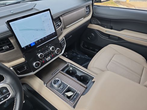 Used 2024 Ford Expedition Limited image 27