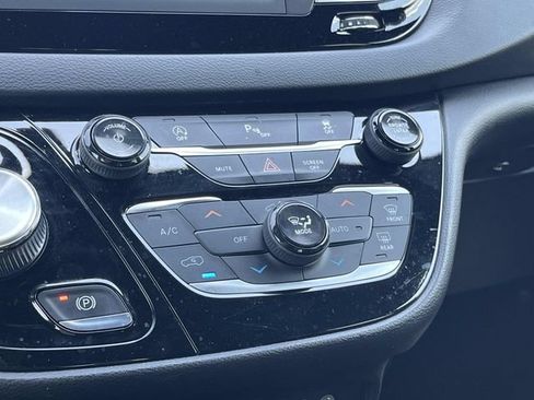 Used 2020 Chrysler Pacifica Touring w/ S Appearance Package FWD image 32