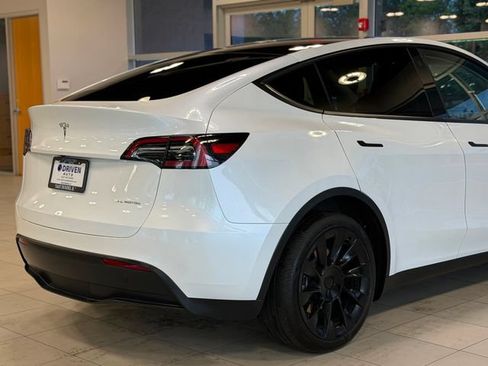 Used 2023 Tesla Model Y AWD image 11