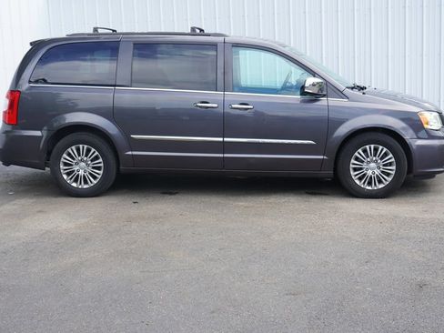 Used 2016 Chrysler Town & Country Touring-L FWD image 2