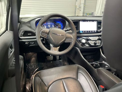 Used 2026 Chrysler Pacifica Limited FWD image 18