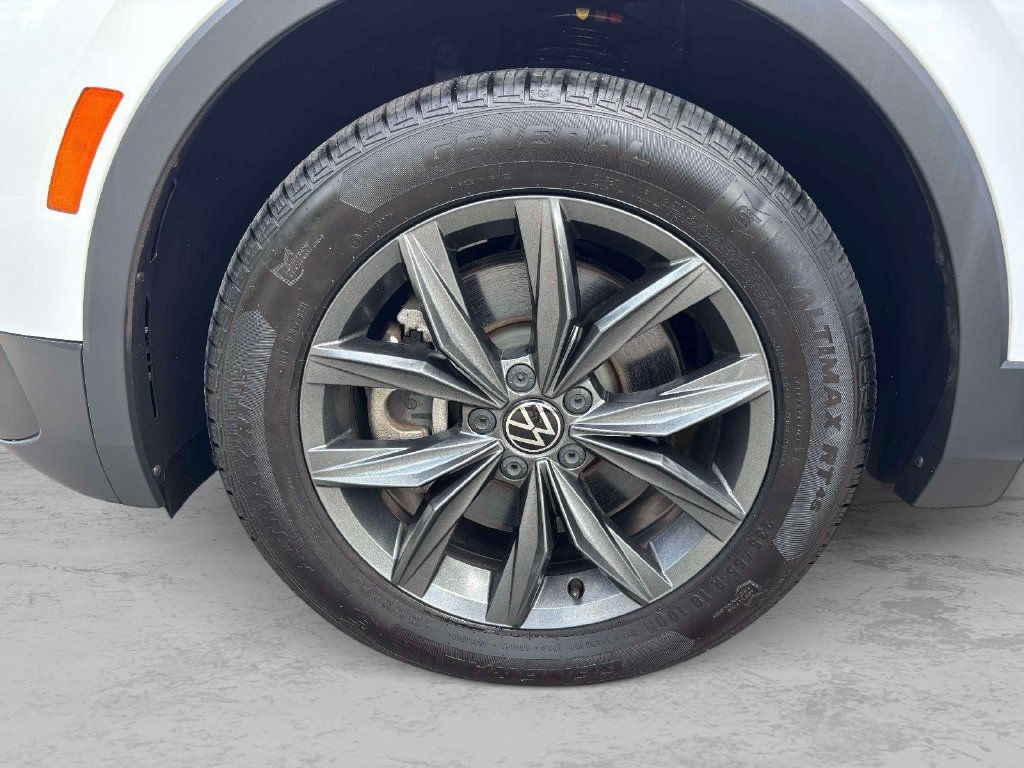 Used 2022 Volkswagen Tiguan SE AWD/4WD image 9