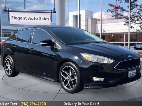 Used 2016 Ford Focus SE w/ SE Sport Package FWD image 3