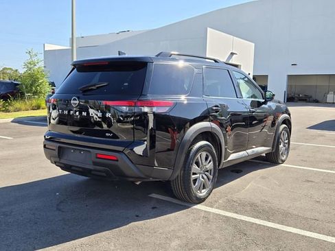 Used 2024 Nissan Pathfinder SV image 7