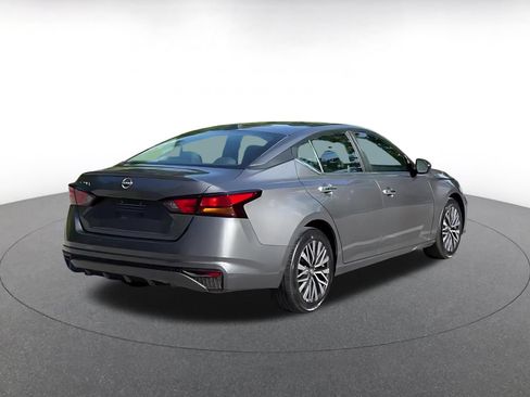 Used 2025 Nissan Altima 2.5 SV FWD image 11