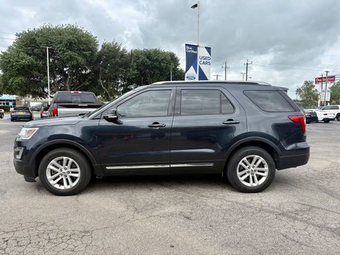 Used 2017 Ford Explorer XLT FWD image 6