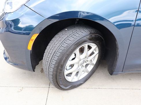 Used 2024 Chrysler Pacifica Touring-L FWD image 37