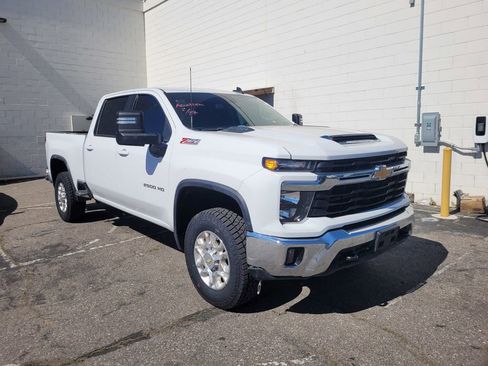 Used 2025 Chevrolet Silverado 2500 LT image 3