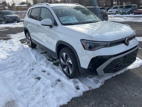 New 2026 Volkswagen Taos SE image 3