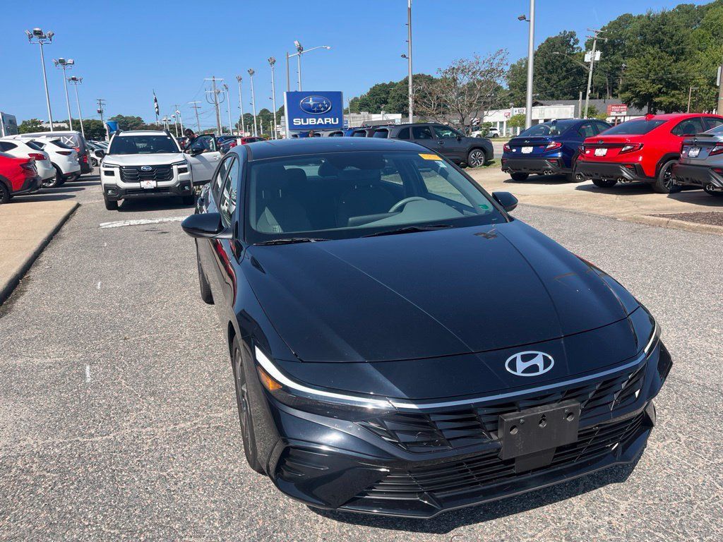 Used 2025 Hyundai Elantra SEL FWD image 2