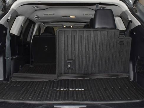 Used 2020 Toyota Highlander XLE image 36
