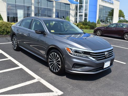 Used 2022 Volkswagen Passat 2.0T FWD image 2