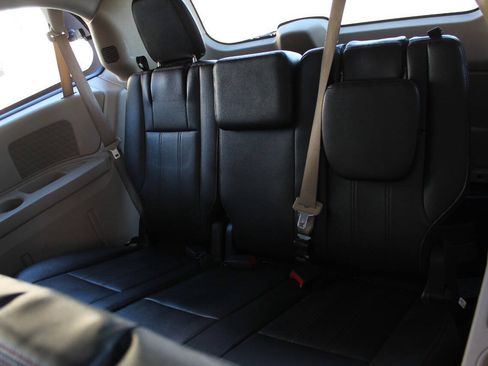 Used 2016 Dodge Grand Caravan SXT FWD image 23