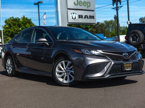 Used 2024 Toyota Camry SE FWD image 1