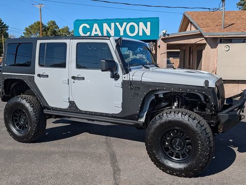 Used 2015 Jeep Wrangler Unlimited Rubicon image 3