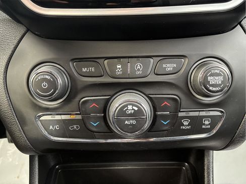 Used 2021 Jeep Cherokee Limited image 35