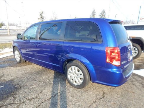 Used 2018 Dodge Grand Caravan SE w/ UConnect Hands-Free Group image 2