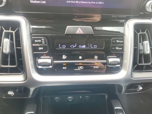 Certified 2023 Kia Sorento S w/ Panoramic Sunroof Package AWD/4WD image 33