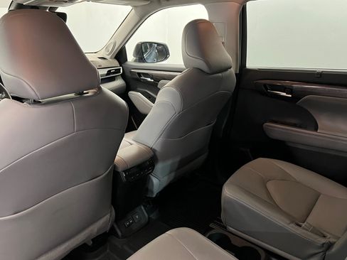 Certified 2022 Toyota Highlander Platinum image 20