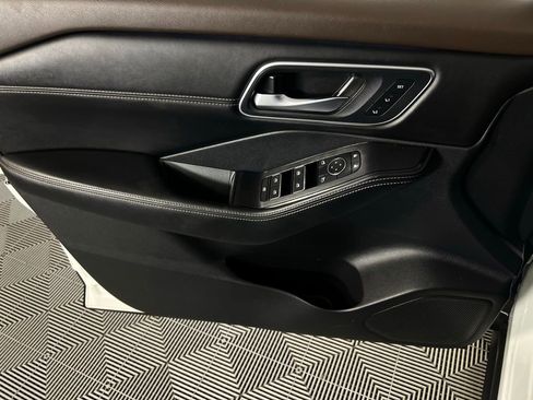 Used 2023 Nissan Rogue Platinum image 28