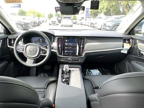 New 2025 Volvo V90 B6 Cross Country Ultra w/ Protection Package Premier image 18