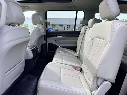 Used 2024 Jeep Wagoneer L 4WD w/ Premium Group I image 16