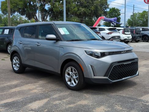 Certified 2025 Kia Soul LX w/ LX Technology Package FWD image 3