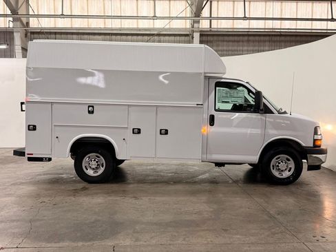 New 2025 Chevrolet Express 3500 Work Van w/ Power Convenience Package image 9