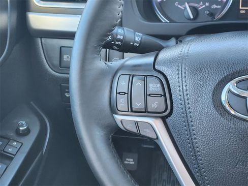 Used 2019 Toyota Highlander XLE image 28