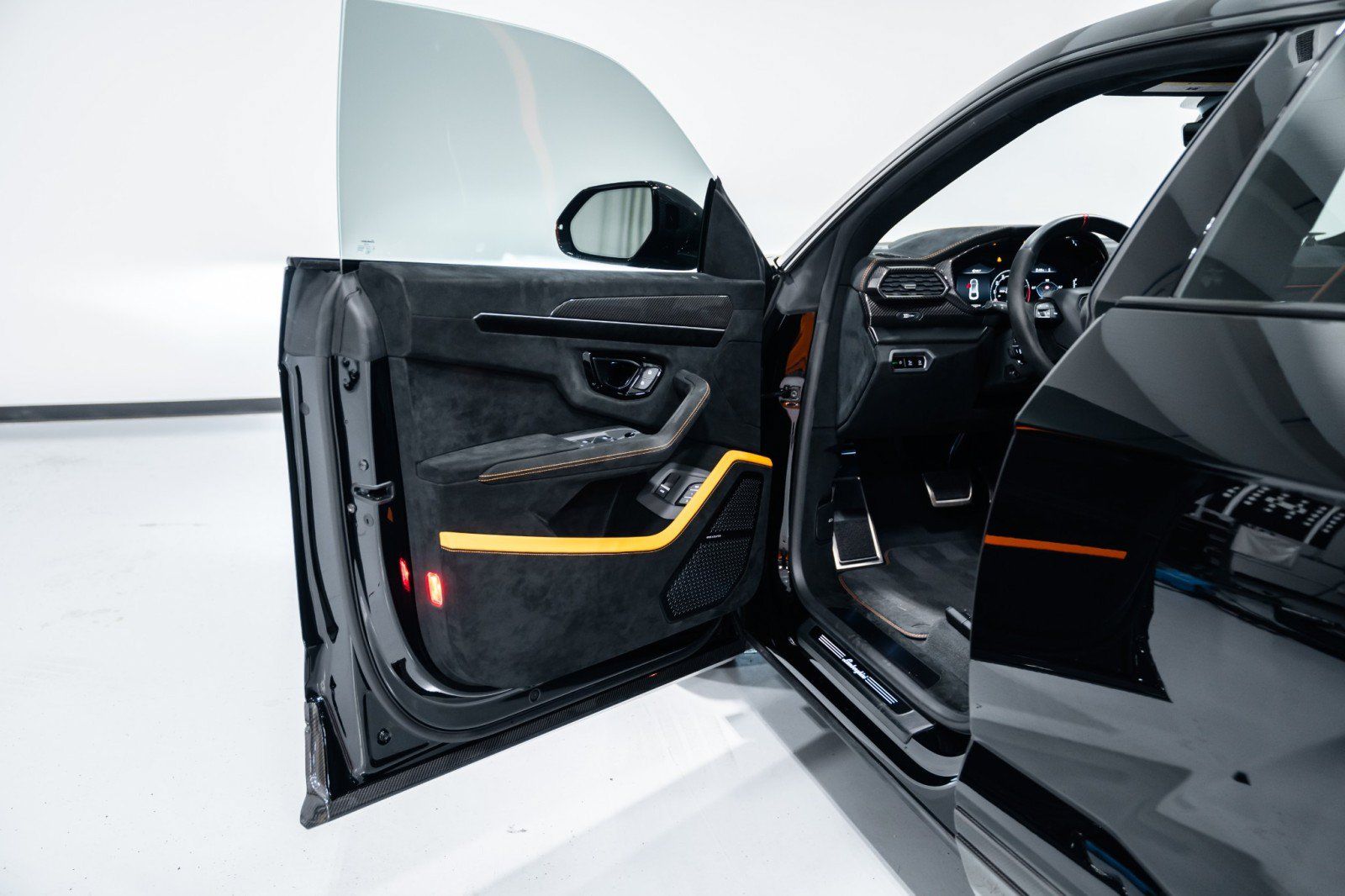 Used 2024 Lamborghini Urus Performante AWD/4WD image 33