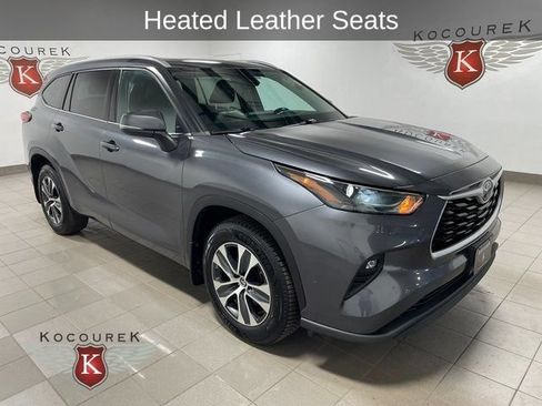 Used 2022 Toyota Highlander XLE AWD/4WD image 1
