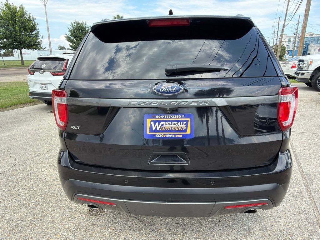 Used 2017 Ford Explorer XLT w/ Equipment Group 202A FWD image 4