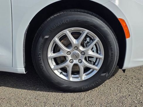 Used 2023 Chrysler Pacifica Touring-L image 8