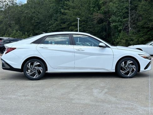 Used 2024 Hyundai Elantra SEL w/ Convenience Package image 12