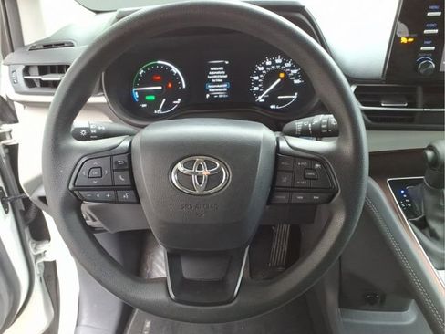 Used 2024 Toyota Sienna LE image 15