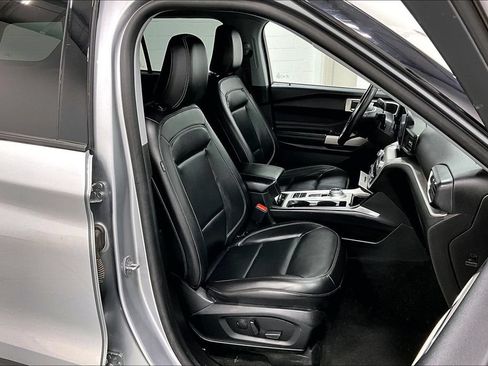 Used 2023 Ford Explorer XLT w/ Equipment Group 202A RWD image 9