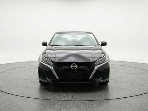 Used 2025 Nissan Altima 2.5 SV FWD image 2